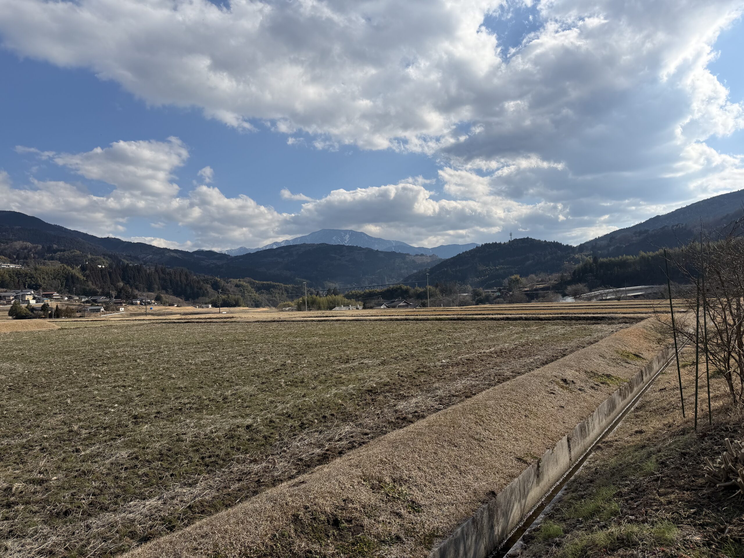 収穫へ向かう山口米守の田んぼ